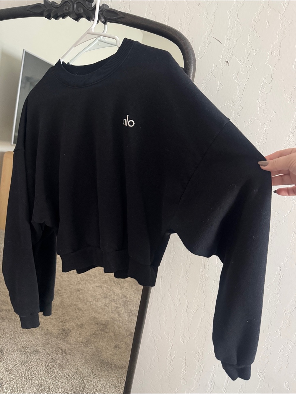 ALO Yoga Black Cropped Pullover Sweatshirt